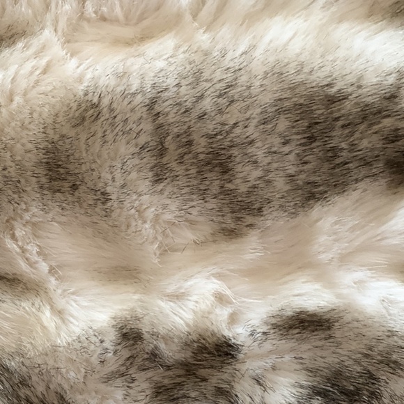 Beautiful Faux Fur coat-Size L or XL - Picture 5 of 8